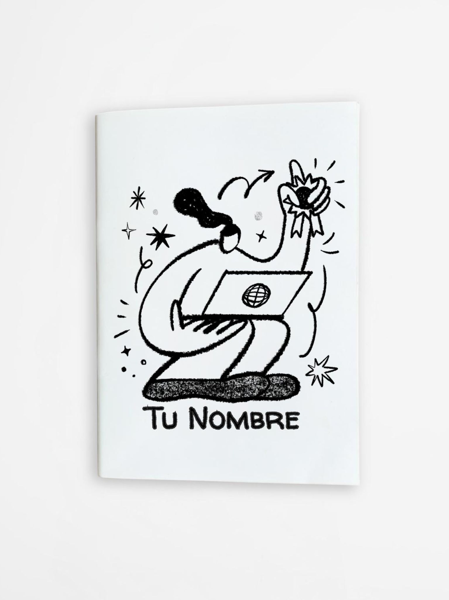 libreta con ilustración creativa de persona usando portátil y levantando un trofeo, estilo artístico en blanco y negro