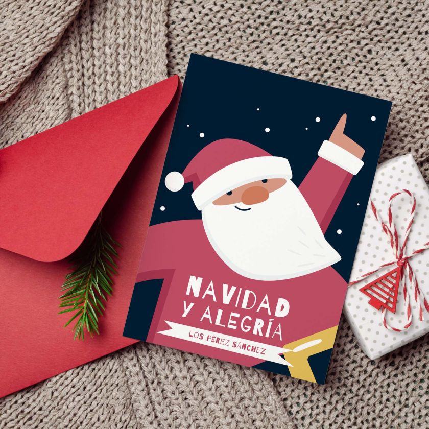 Mockup de tarjeta navideña personalizada con Papá Noel sobre fondo festivo y sobre rojo