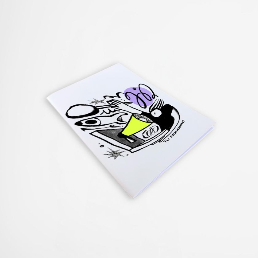 libreta con diseño artístico de personaje ilustrado en blanco y negro con detalles en amarillo y morado, personalizable con tu nombre
