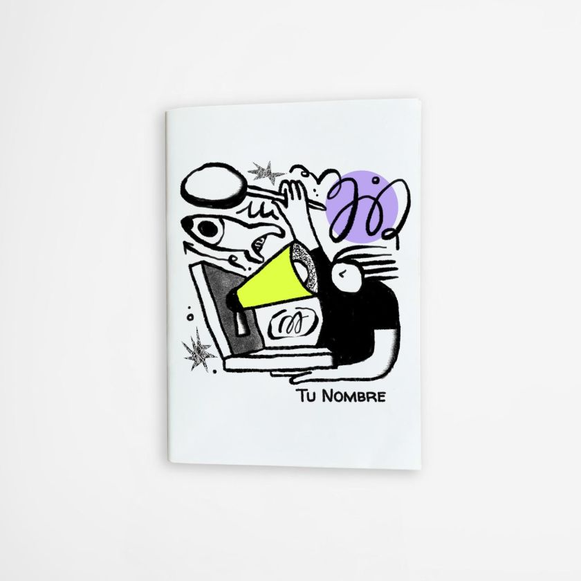 libreta con diseño artístico de personaje ilustrado en blanco y negro con detalles en amarillo y morado, personalizable con tu nombre