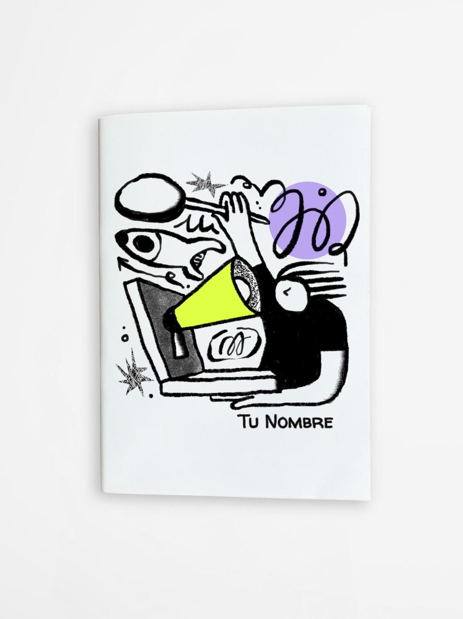 libreta con diseño artístico de personaje ilustrado en blanco y negro con detalles en amarillo y morado, personalizable con tu nombre