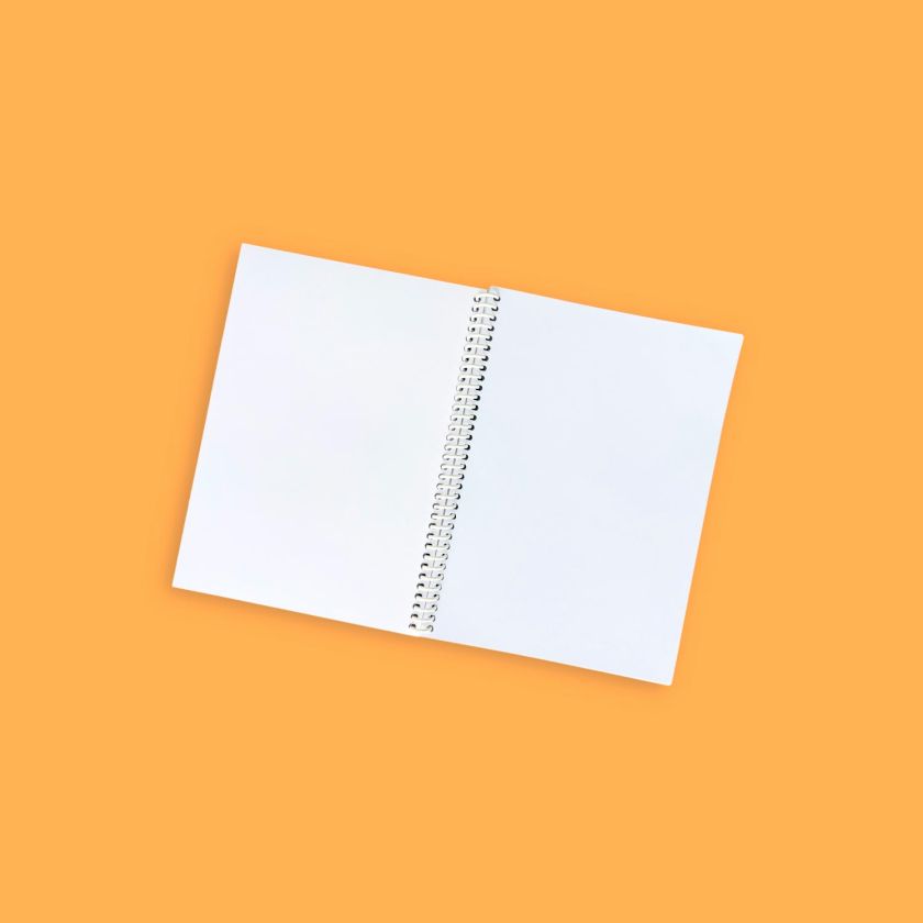 interior de libreta personalizada con encuadernación en espiral y hojas blancas listas para escribir