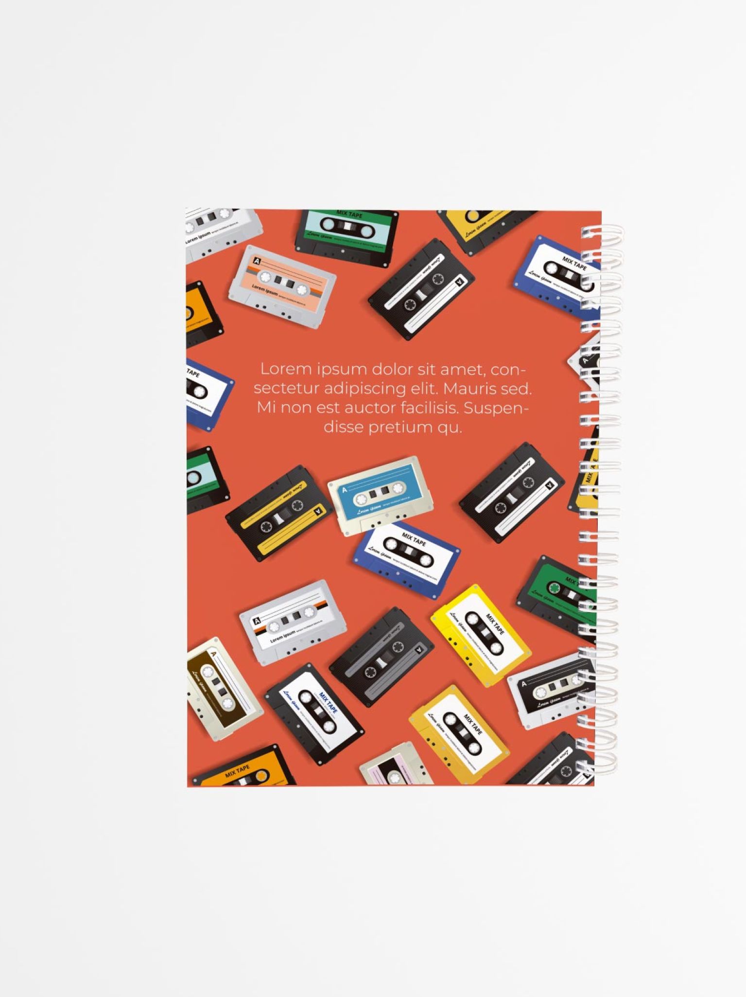 contraportada de libreta personalizada con fondo naranja y patrón de cintas de casete de distintos colores, con encuadernado de espiral blanca