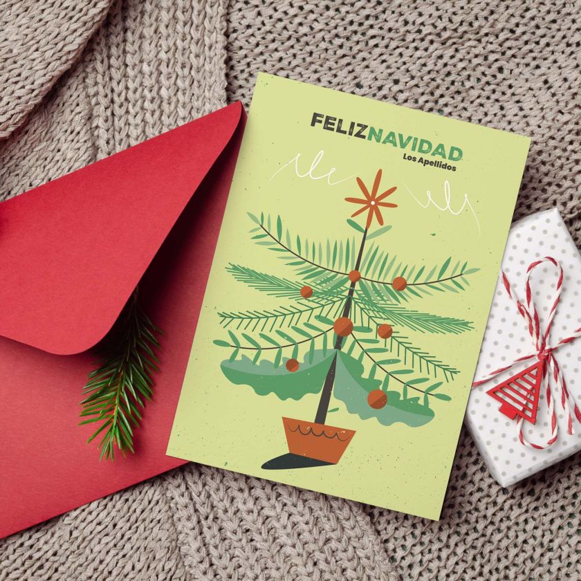 Tarjeta navideña personalizada con árbol ilustrado, sobre rojo y decoración navideña en fondo de punto