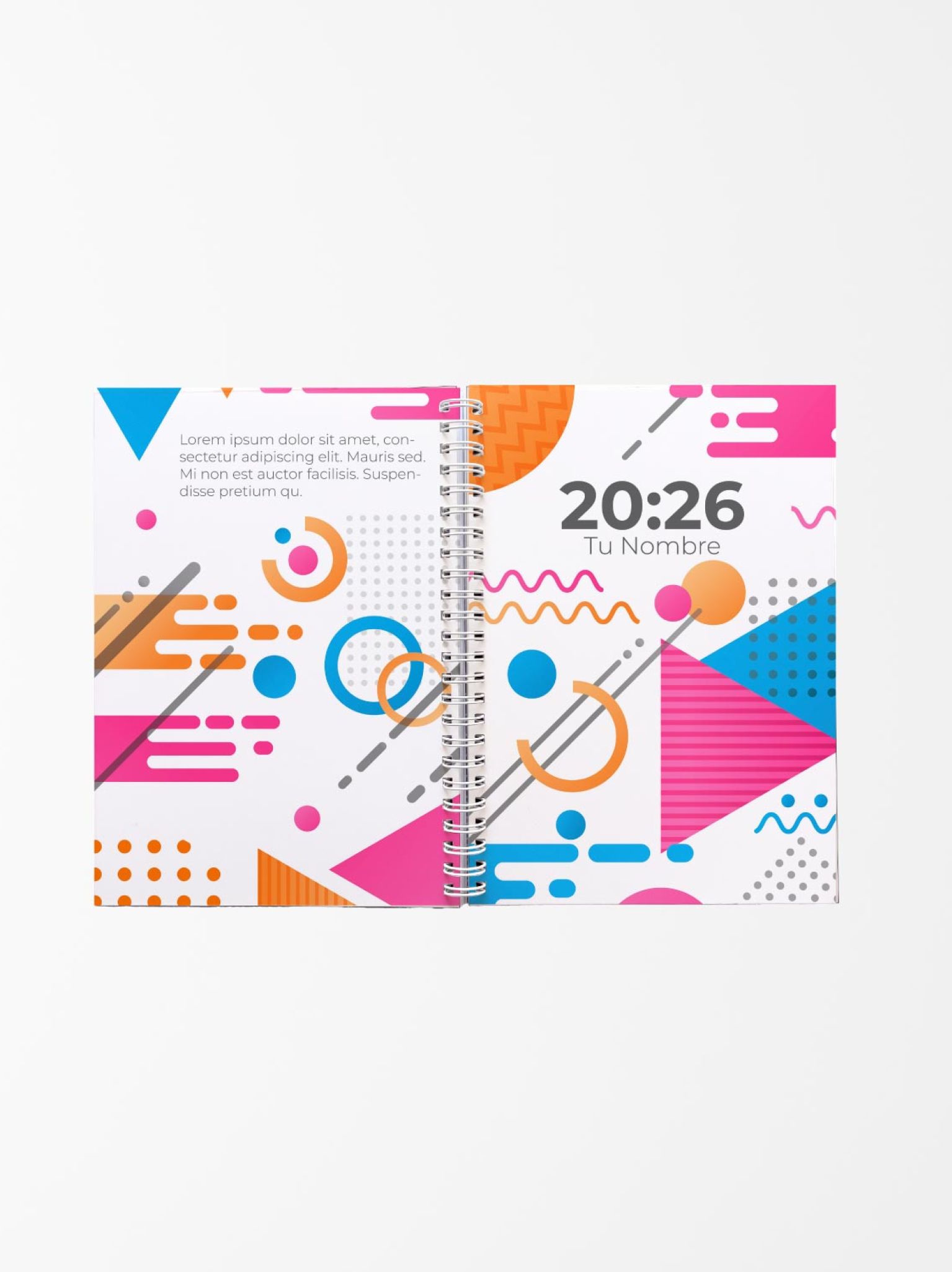 vista abierta de una agenda personalizada con diseño geométrico moderno en tonos fucsia, naranja y azul, encuadernada con espiral central y año 2026 visible