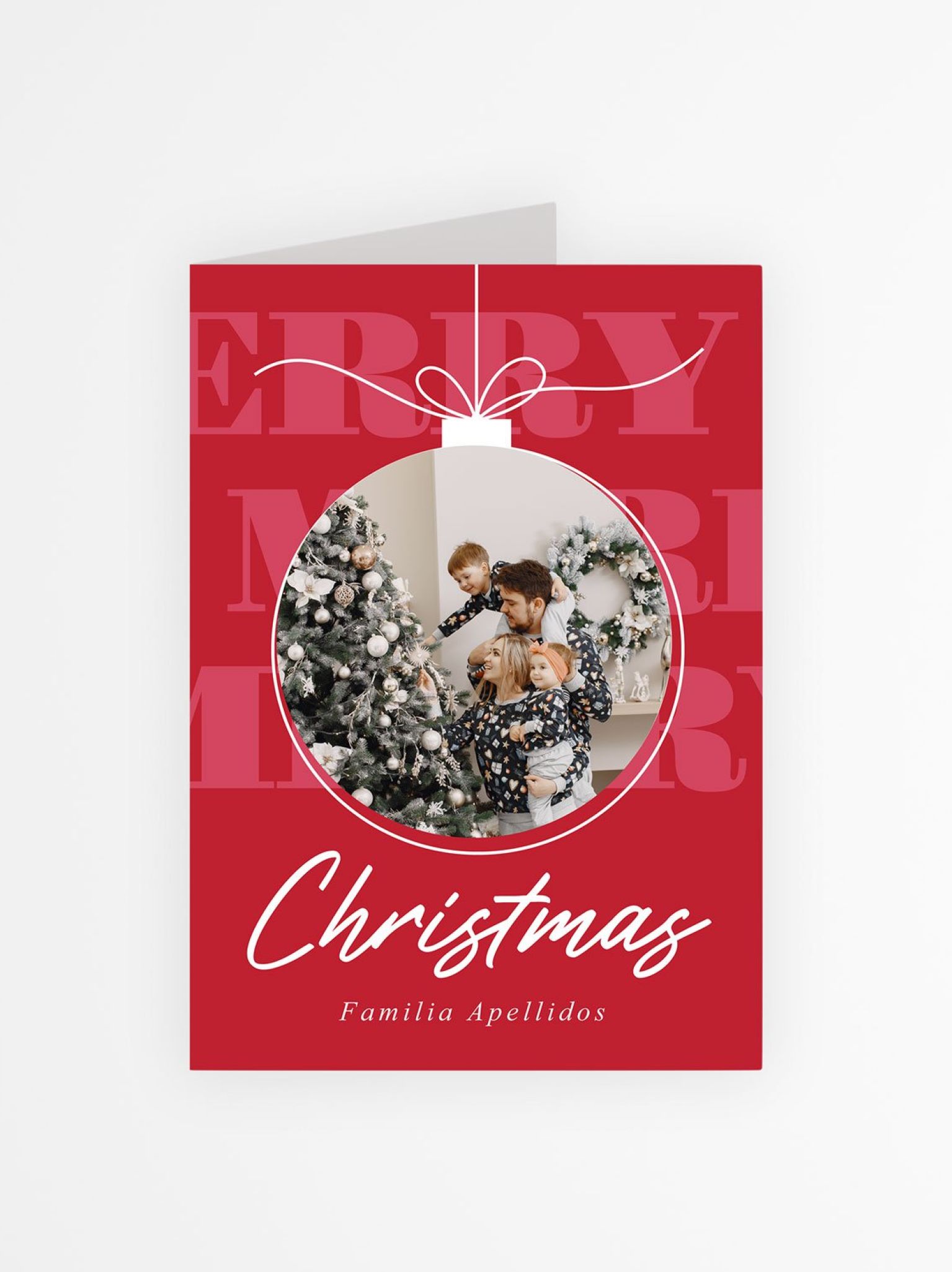tarjeta con foto navideña en color rojo con diseño de esfera y foto de una familia junto al árbol