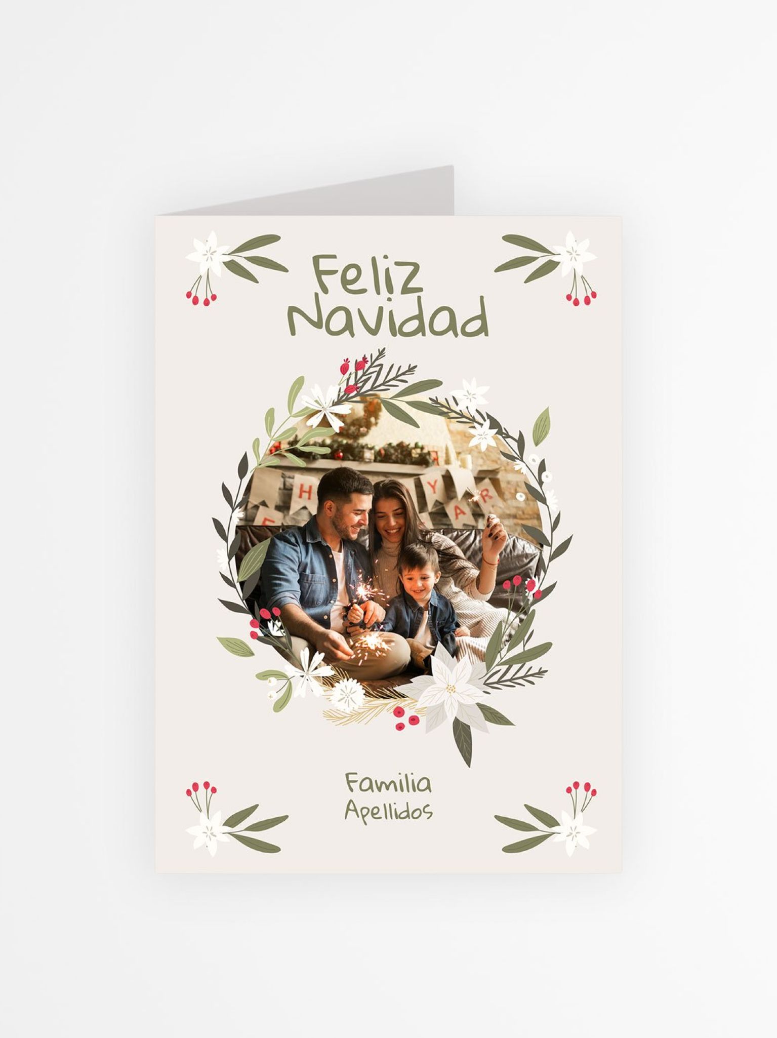 Portada de tarjeta navideña con foto personalizable con corona floral y familia celebrando Navidad