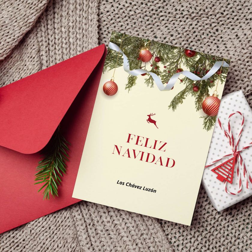 Tarjeta de Navidad personalizada con el texto &ldquo;Feliz Navidad Los Ch&aacute;vez Luz&oacute;n&rdquo;, sobre rojo y fondo navide&ntilde;o con regalo