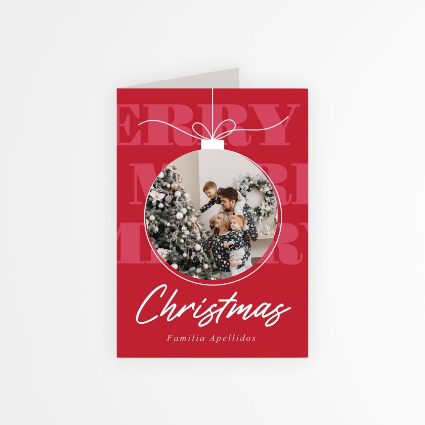 tarjeta con foto navideña en color rojo con diseño de esfera y foto de una familia junto al árbol