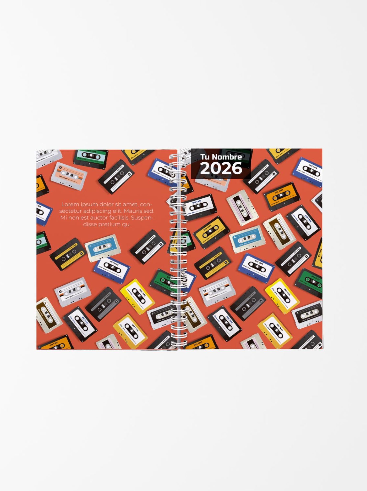 libreta personalizada abierta con diseño de cintas de casete sobre fondo naranja, con texto “Tu Nombre 2026” y encuadernación en espiral central