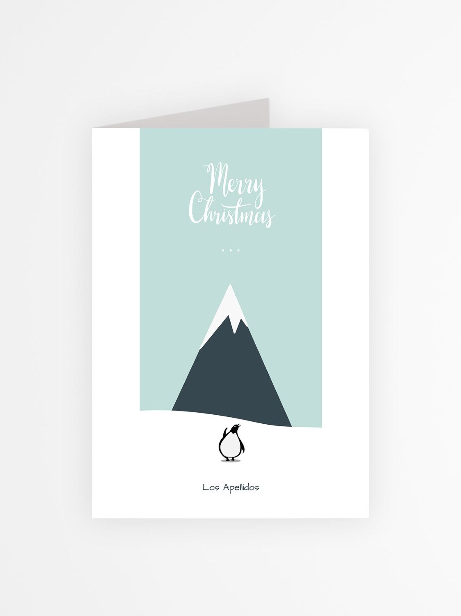 Tarjeta navideña personalizada con ilustración de montaña nevada, pingüino y mensaje “Merry Christmas”