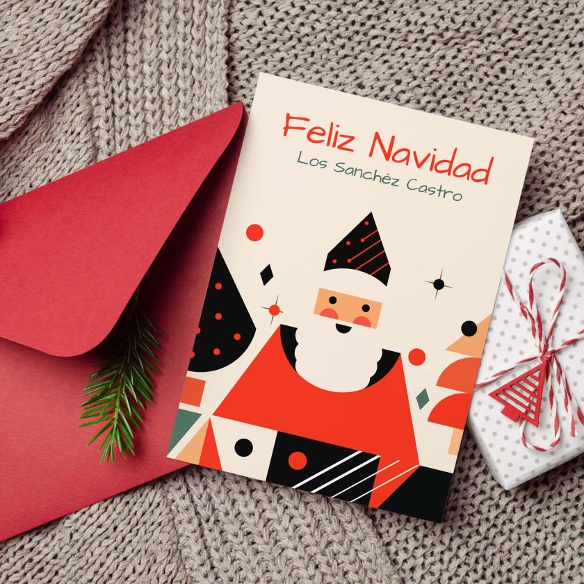 Mockup de tarjeta navide&ntilde;a personalizada con Pap&aacute; Noel, sobre rojo y decoraci&oacute;n sobre manta tejida