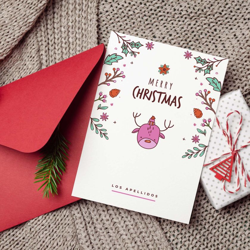 tarjeta navidad personalizada con reno ilustrado, sobre rojo y decoración navideña