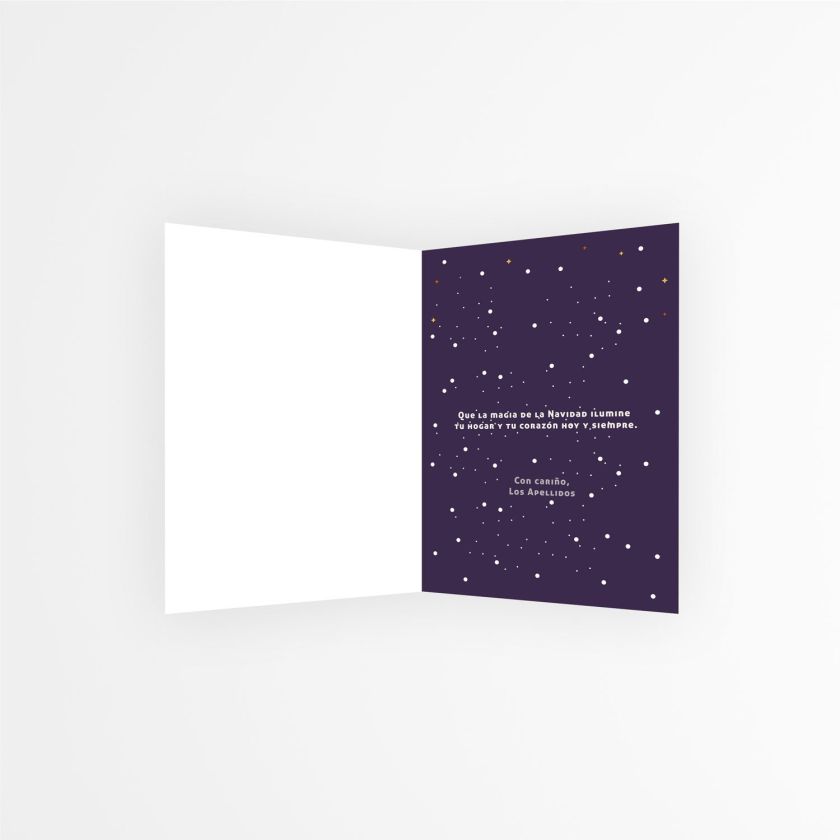 Interior de tarjeta de Navidad personalizada con mensaje emotivo y fondo estrellado en tonos p&uacute;rpura.