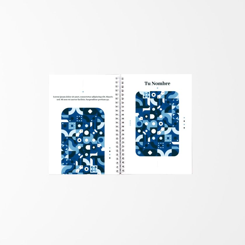 vista abierta de agenda personalizada con ilustraciones geométricas en azul, fondo blanco y detalles minimalistas, encuadernada en espiral