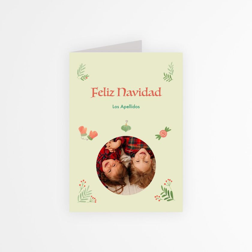 tarjeta navideña con foto infantil en marco redondo y decoración navideña en tonos verdes