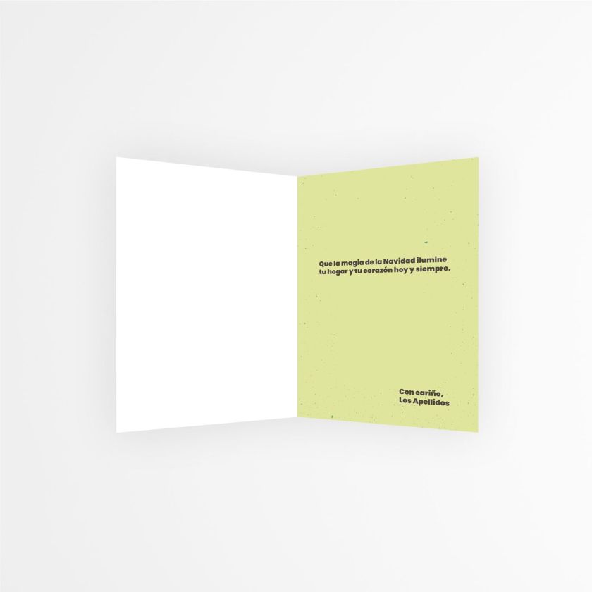 Interior de tarjeta de Navidad con fondo verde claro y mensaje personalizado para familia