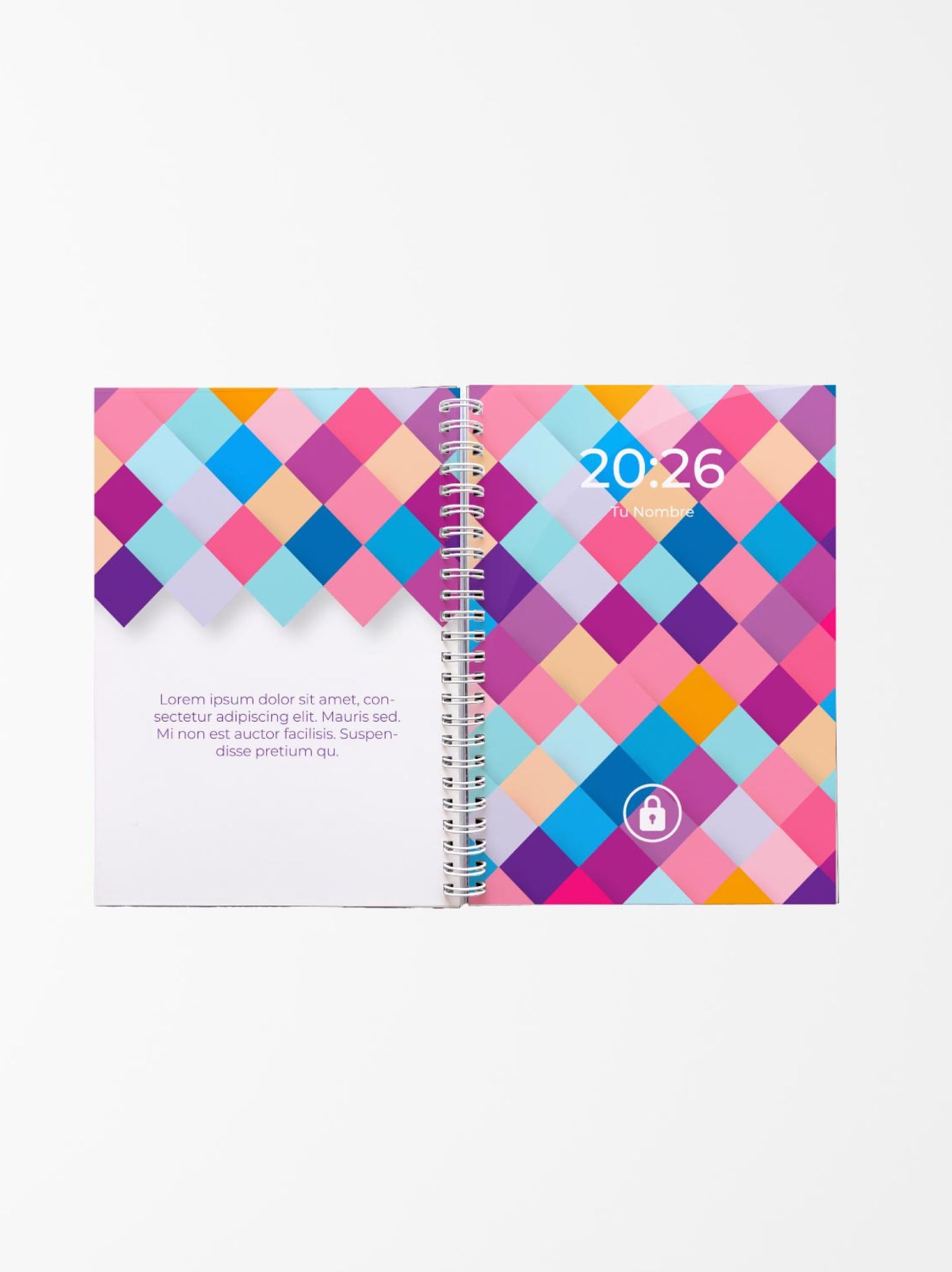 vista abierta de una agenda personalizada con diseño de cuadros en tonos vivos como rosa, azul y naranja, encuadernada con espiral central y año 2026 visible