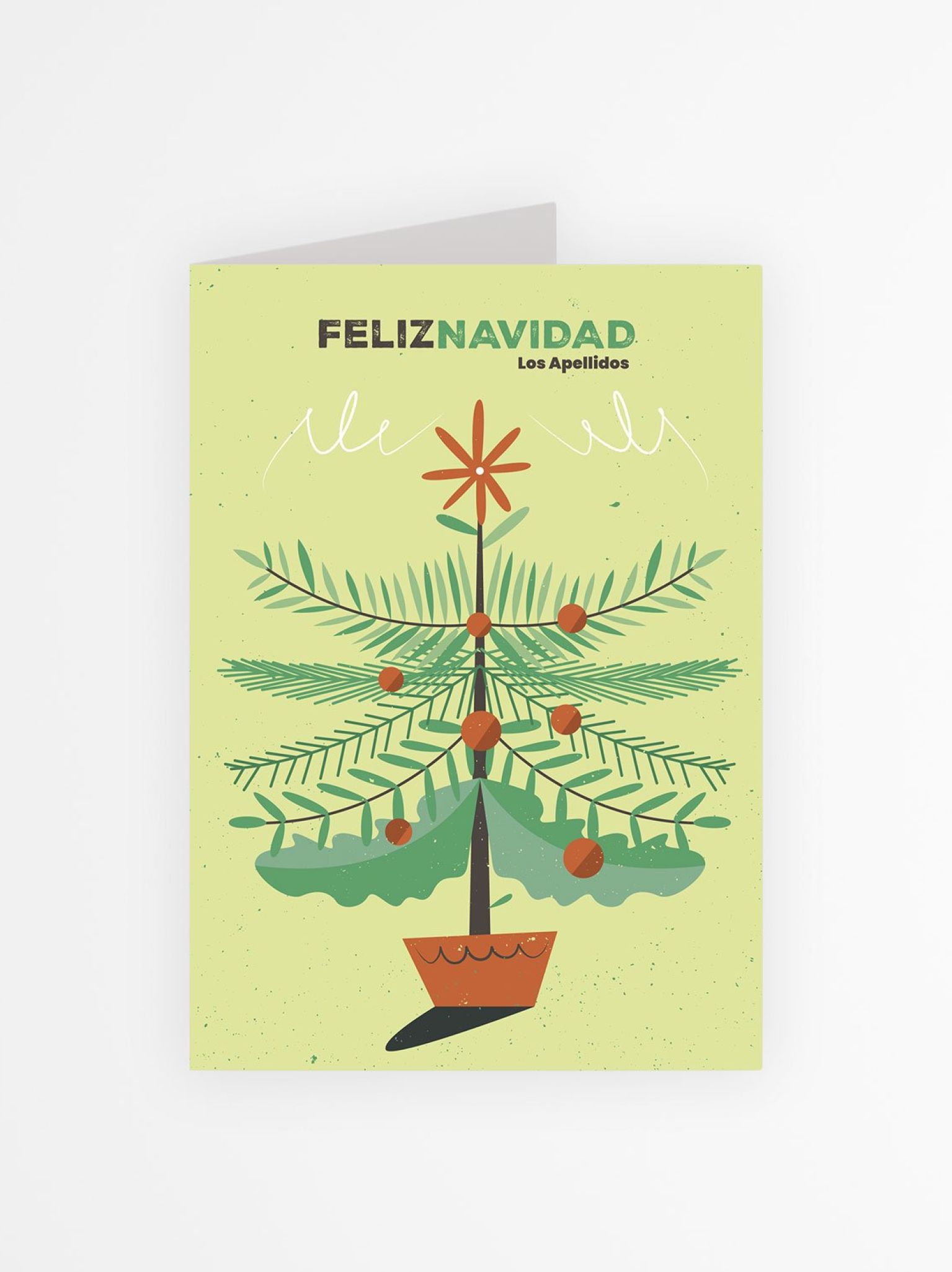 Tarjeta navideña personalizada con árbol de Navidad decorado y texto “Feliz Navidad Los Apellidos” en portada verde