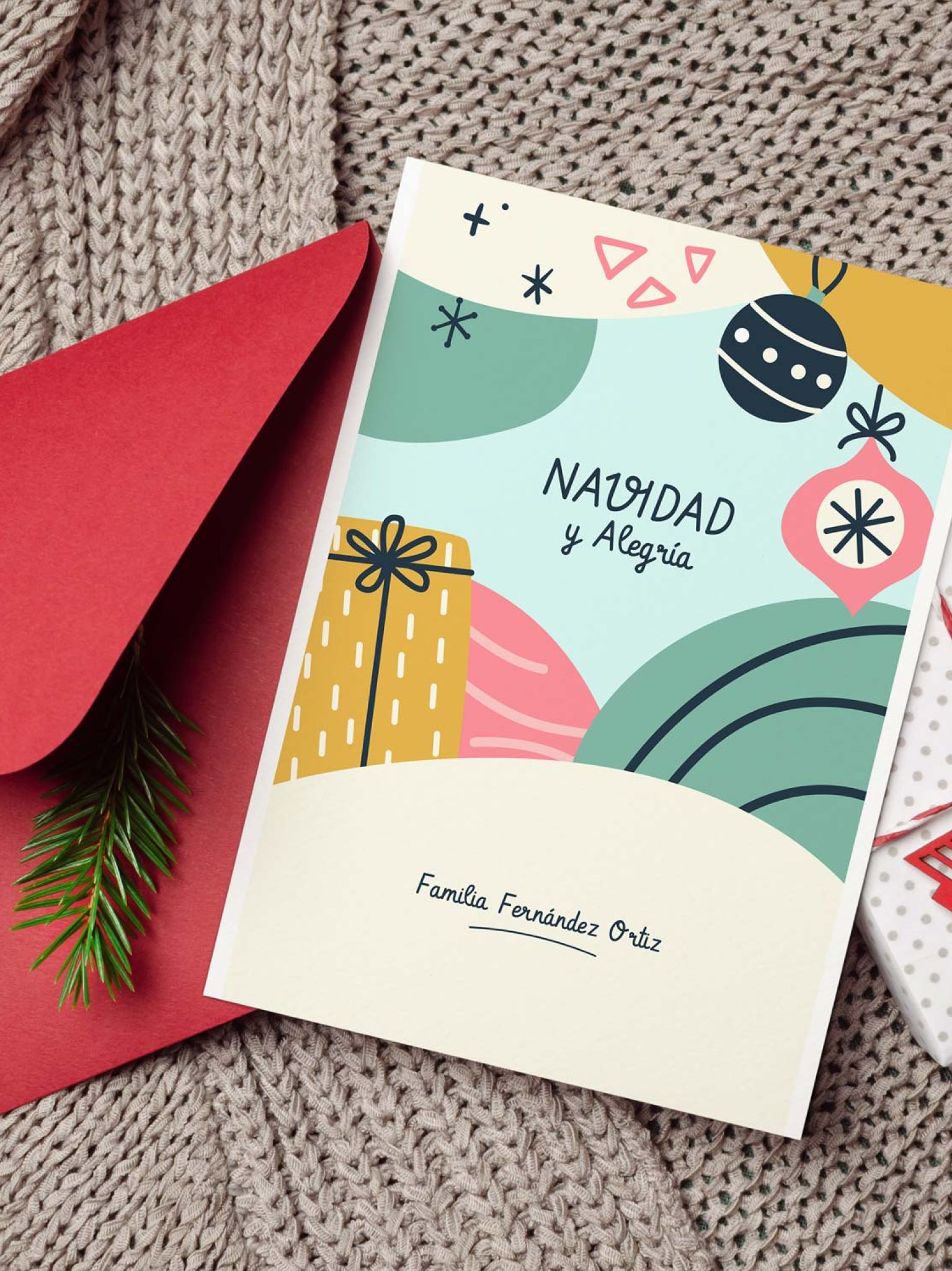 Tarjeta navide&ntilde;a personalizada con nombre de familia, sobre rojo y regalo con lazo