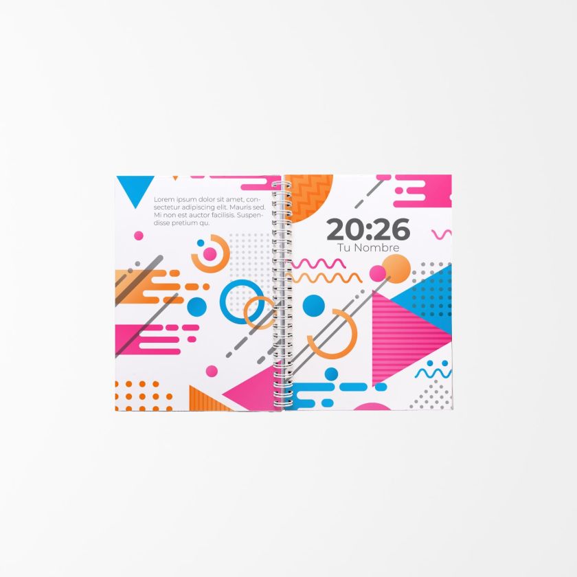 vista abierta de una agenda personalizada con diseño geométrico moderno en tonos fucsia, naranja y azul, encuadernada con espiral central y año 2026 visible