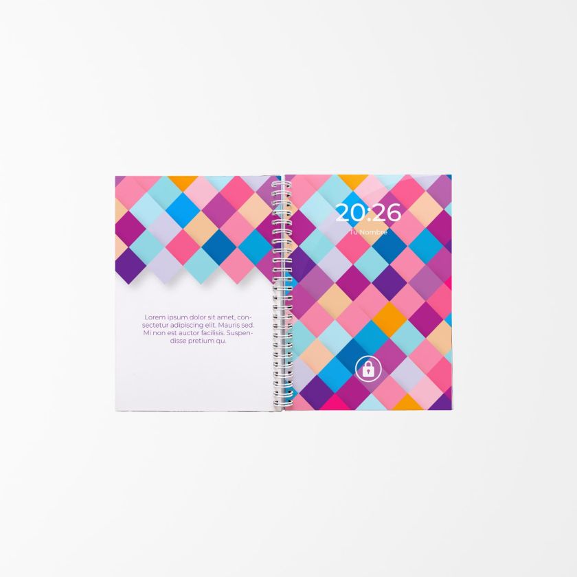 vista abierta de una agenda personalizada con diseño de cuadros en tonos vivos como rosa, azul y naranja, encuadernada con espiral central y año 2026 visible