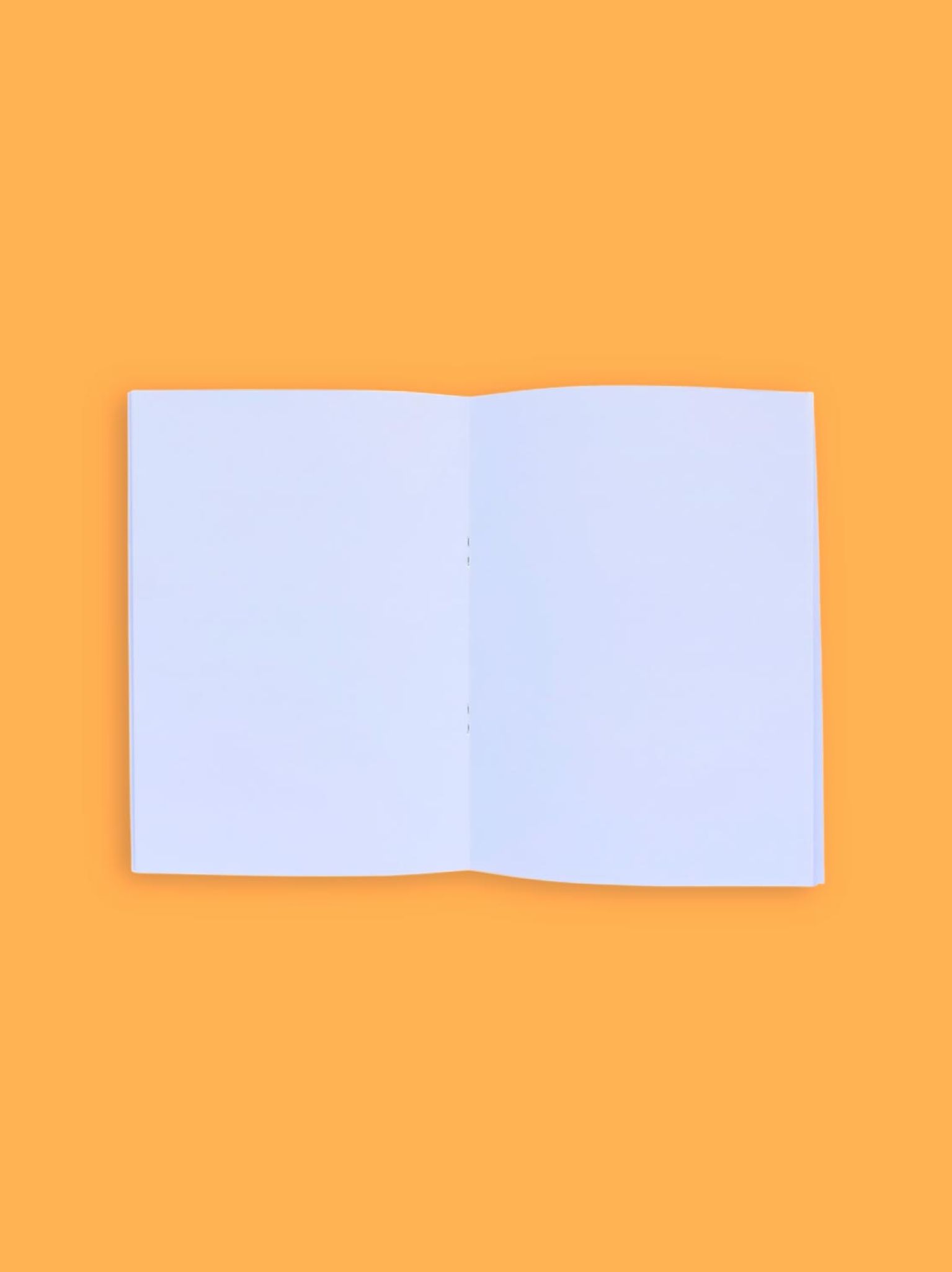 libreta grapada abierta mostrando páginas interiores en blanco sobre fondo naranja