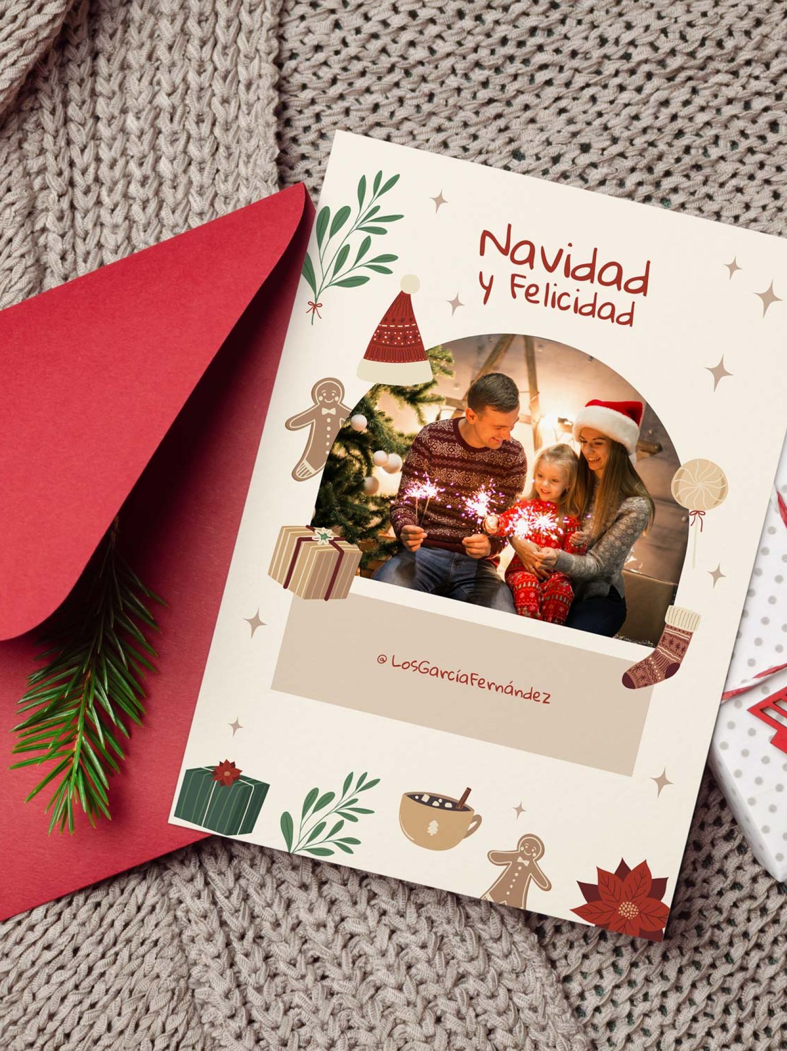 Mockup de tarjeta navideña con foto personalizada junto a sobre rojo y regalos en ambiente acogedor