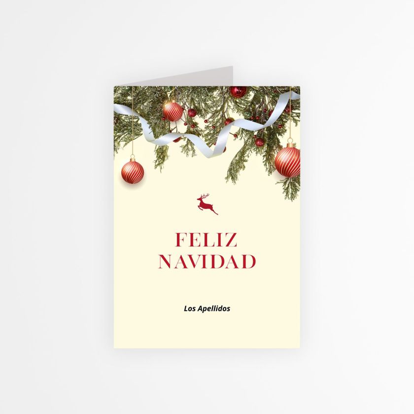 Tarjeta personalizada de Navidad con decoración de ramas verdes y bolas rojas, mensaje “Feliz Navidad Los Apellidos”
