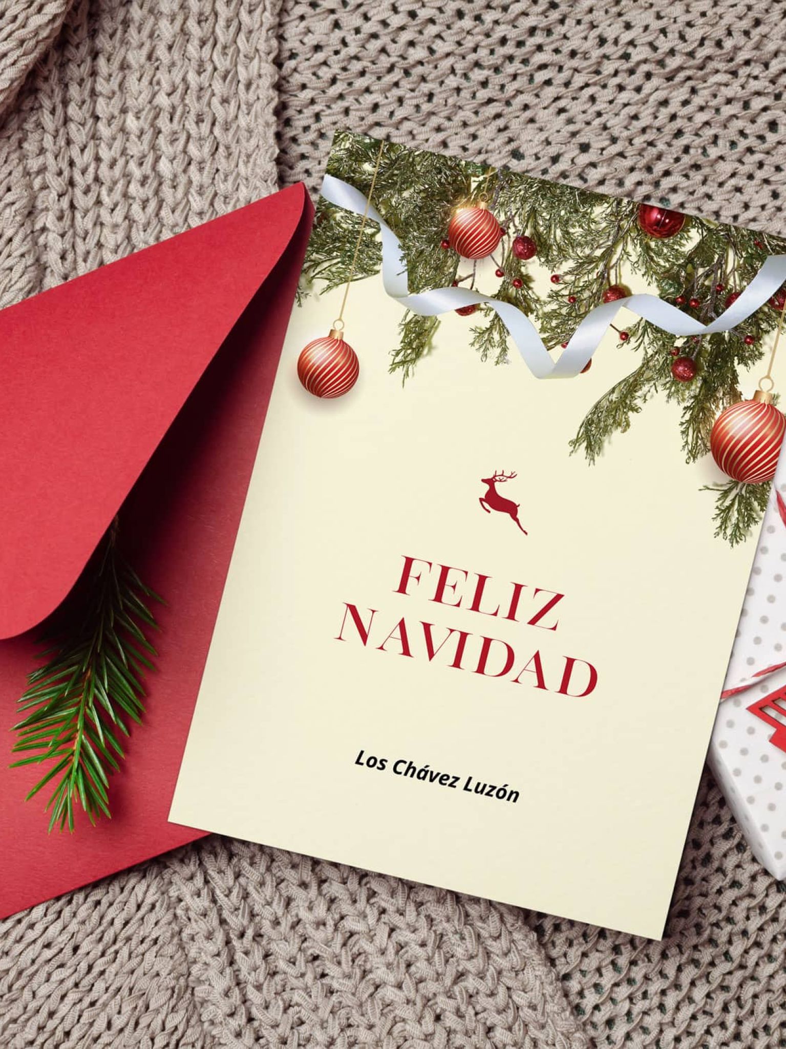 Tarjeta de Navidad personalizada con el texto &ldquo;Feliz Navidad Los Ch&aacute;vez Luz&oacute;n&rdquo;, sobre rojo y fondo navide&ntilde;o con regalo