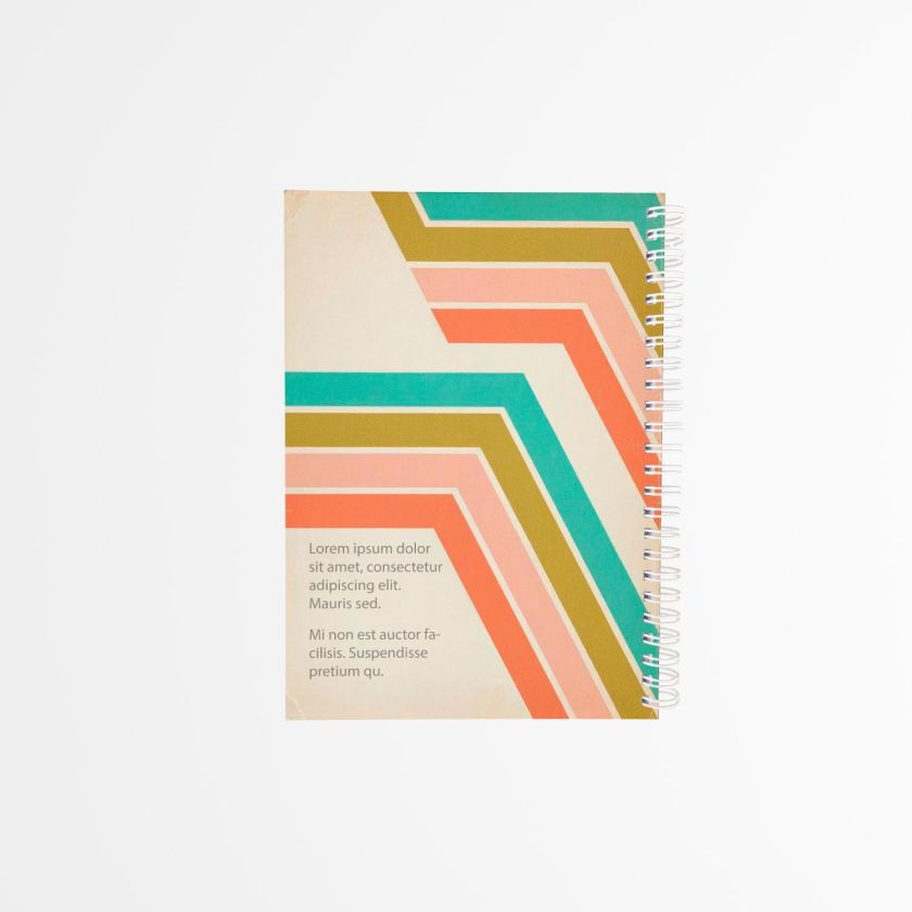 contraportada de agenda personalizada de estilo retro y franjas de colores en la portada, colocada en posici&oacute;n diagonal sobre fondo blanco