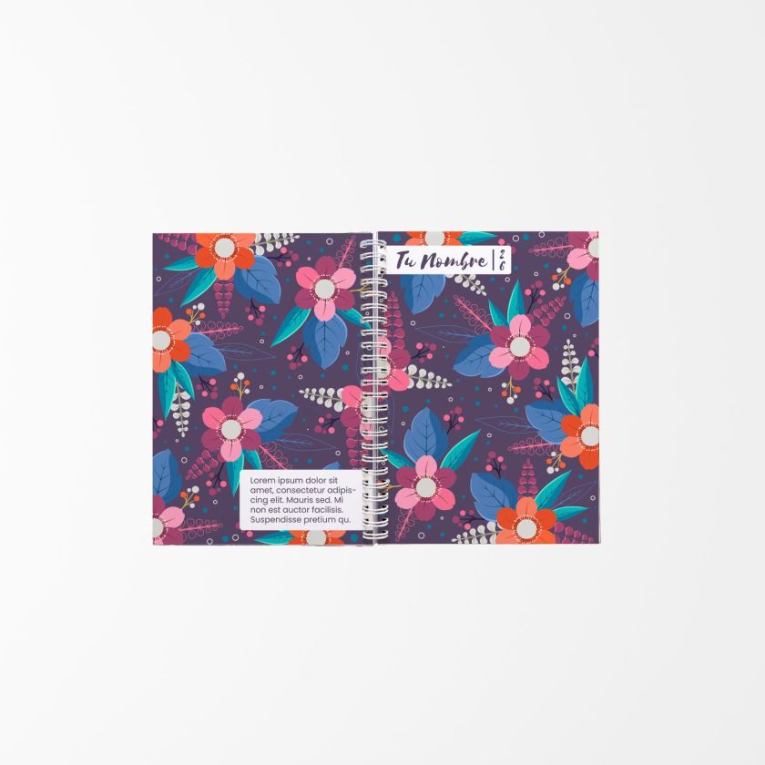 vista abierta de una agenda personalizada con fondo morado y estampado floral en tonos fucsia, azul y naranja, encuadernada con espiral blanca