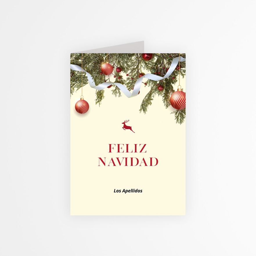 Tarjeta personalizada de Navidad con decoración de ramas verdes y bolas rojas, mensaje “Feliz Navidad Los Apellidos”