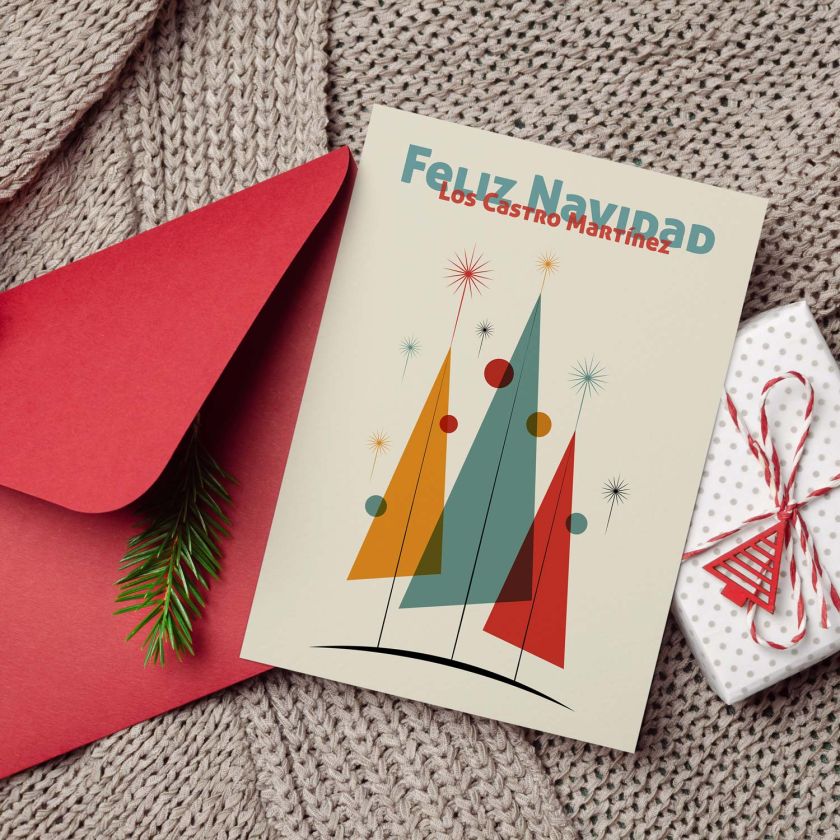 Mockup de tarjeta navideña personalizada junto a sobre rojo, cuerda y regalo envuelto