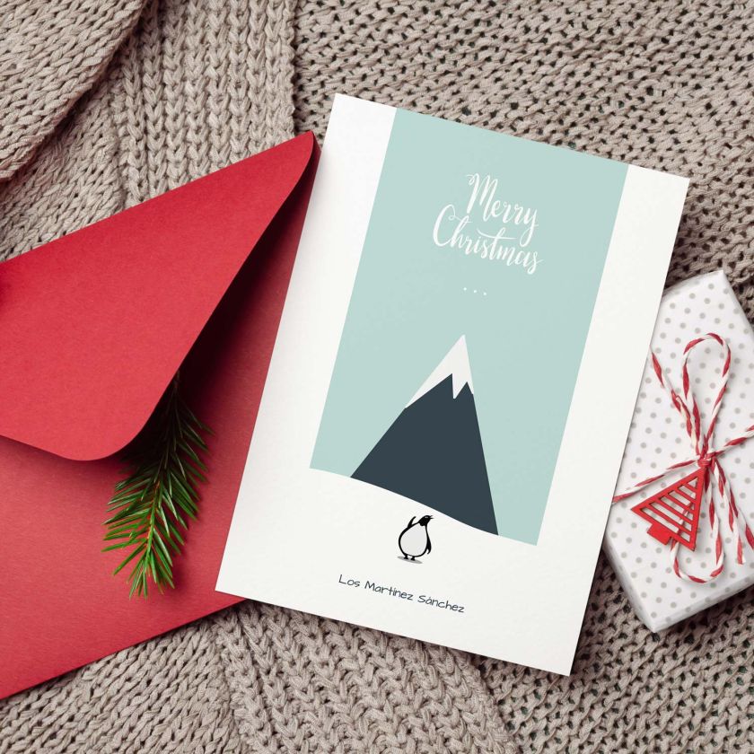 Tarjeta navideña personalizada con pingüino junto a sobre rojo, rama de pino y regalo navideño