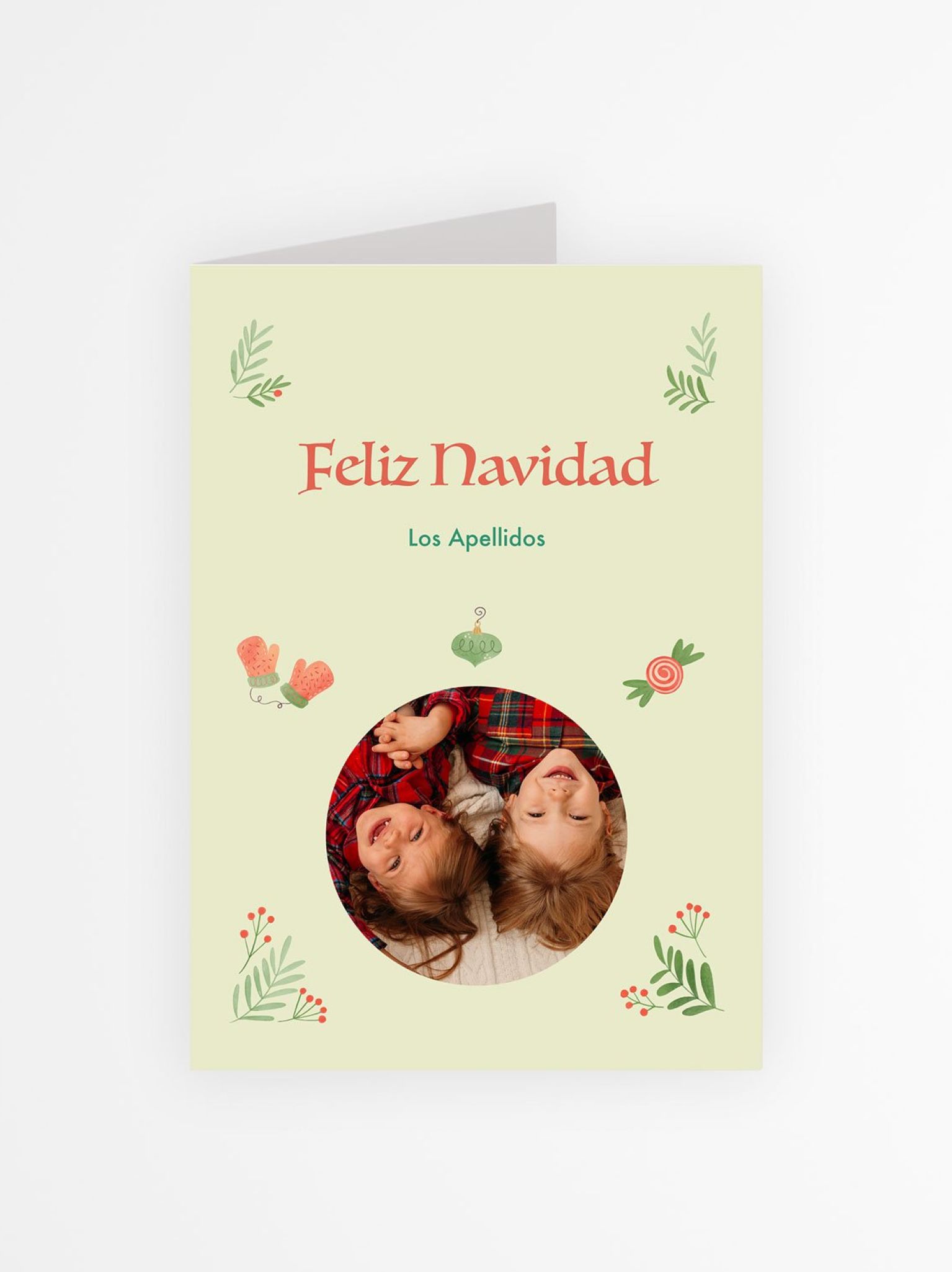 tarjeta navideña con foto infantil en marco redondo y decoración navideña en tonos verdes