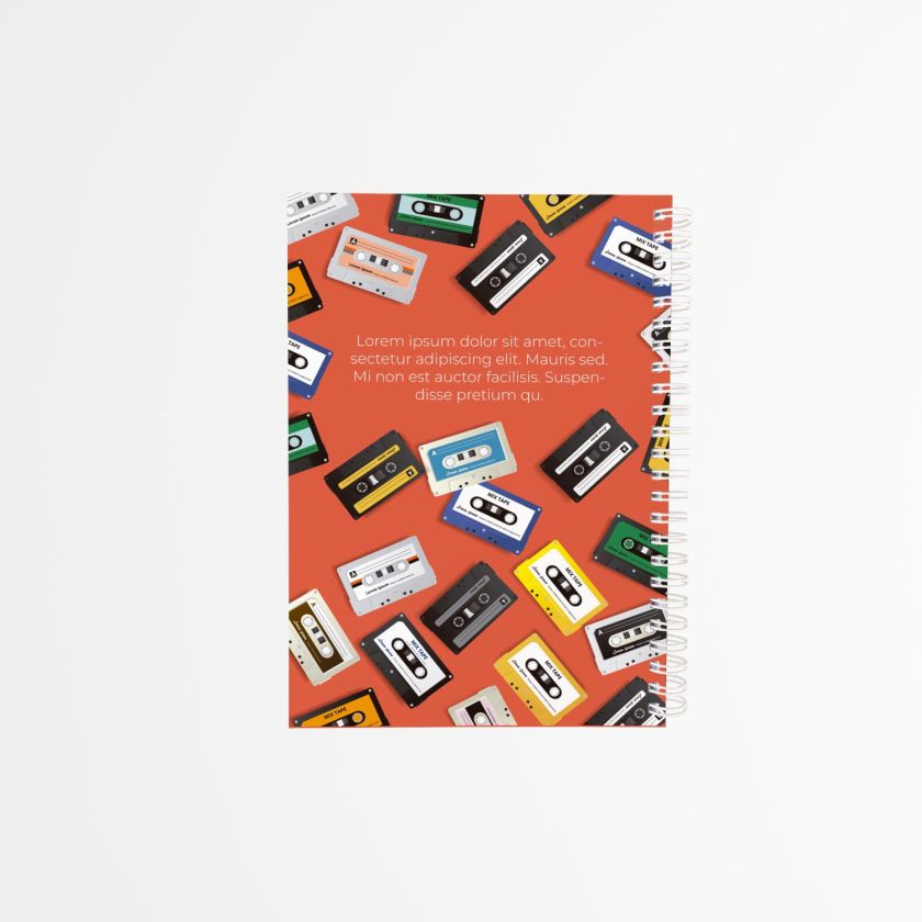 contraportada de libreta personalizada con fondo naranja y patrón de cintas de casete de distintos colores, con encuadernado de espiral blanca