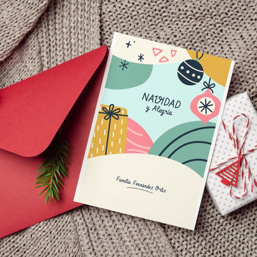 Tarjeta navideña personalizada con nombre de familia, sobre rojo y regalo con lazo