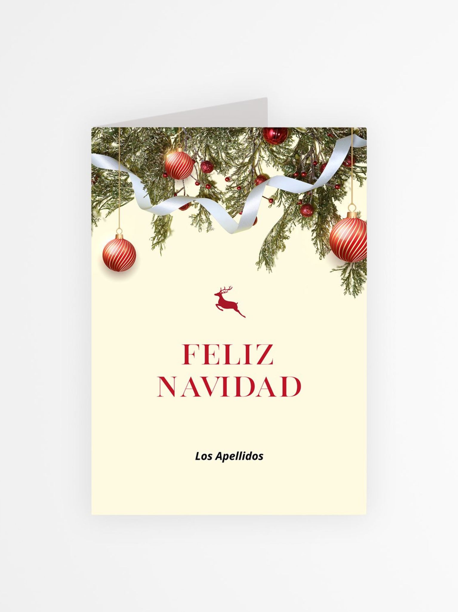 Tarjeta personalizada de Navidad con decoración de ramas verdes y bolas rojas, mensaje “Feliz Navidad Los Apellidos”