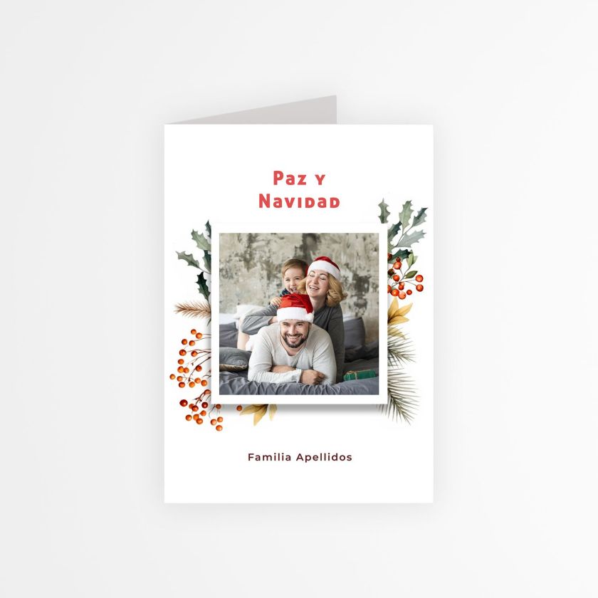 tarjeta navidad con foto con familia sonriendo con gorros navideños