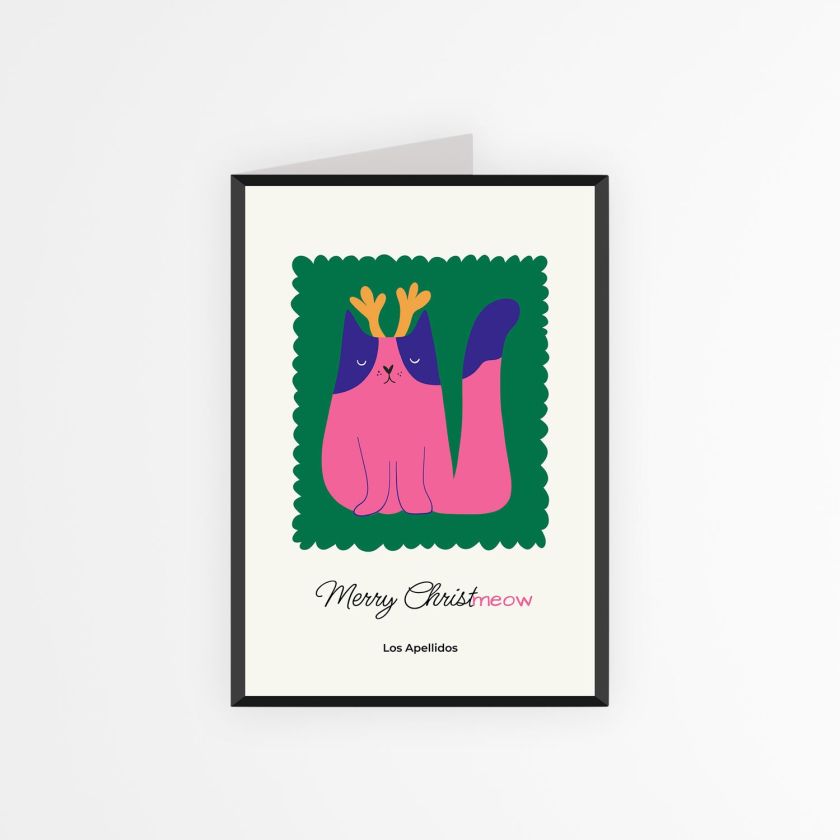 Tarjeta navideña personalizada con ilustración de gato rosado y cuernos de reno sobre fondo verde oscuro y borde negro