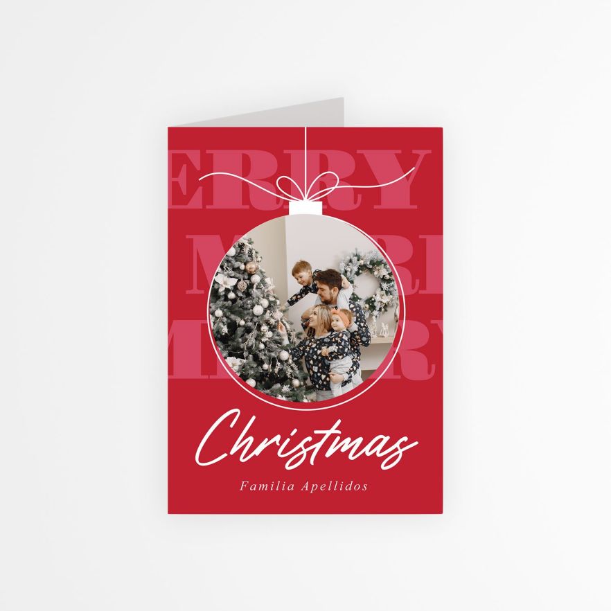 tarjeta con foto navide&ntilde;a en color rojo con dise&ntilde;o de esfera y foto de una familia junto al &aacute;rbol