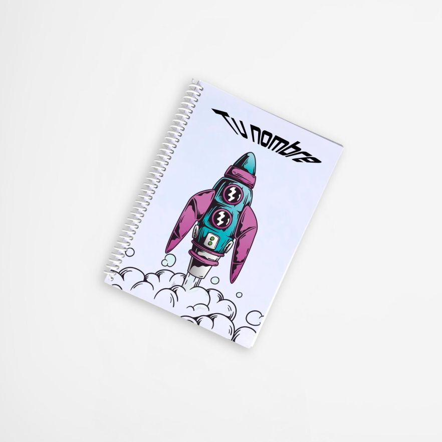 ibreta personalizada de espiral con ilustración colorida de un cohete despegando entre nubes, estilo creativo y juvenil