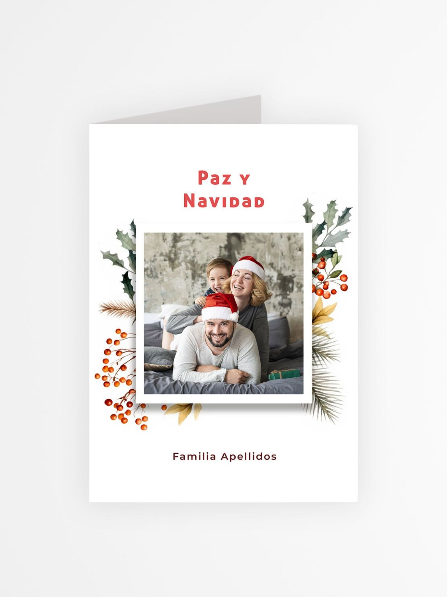 tarjeta navidad con foto con familia sonriendo con gorros navide&ntilde;os