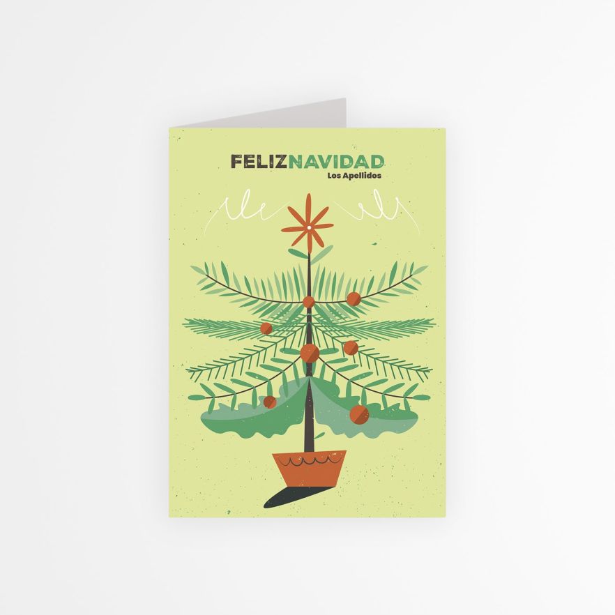 Tarjeta navideña personalizada con árbol de Navidad decorado y texto “Feliz Navidad Los Apellidos” en portada verde