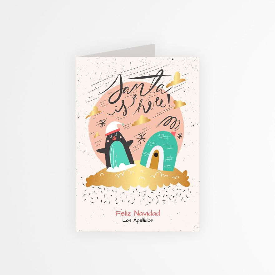 Tarjeta de Navidad personalizada con ilustración navideña, pingüino y mensaje “Santa is here” en dorado