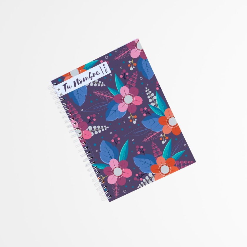 portada de agenda personalizada con dise&ntilde;o floral moderno sobre fondo morado, con texto &ldquo;Tu Nombre 2026&rdquo; y encuadernado en espiral lateral