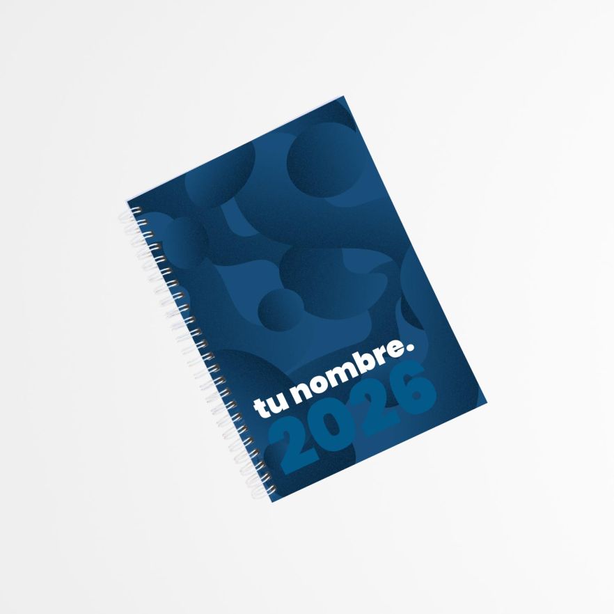 portada de agenda personalizada 2026 en tonos azul marino con tipograf&iacute;a moderna y encuadernado en espiral blanca