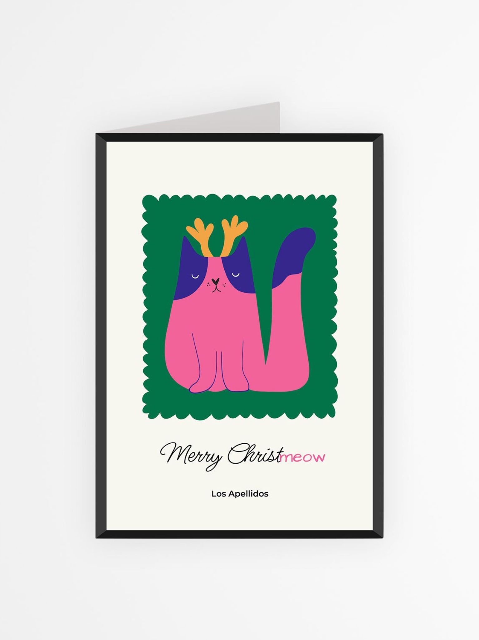 Tarjeta navide&ntilde;a personalizada con ilustraci&oacute;n de gato rosado y cuernos de reno sobre fondo verde oscuro y borde negro