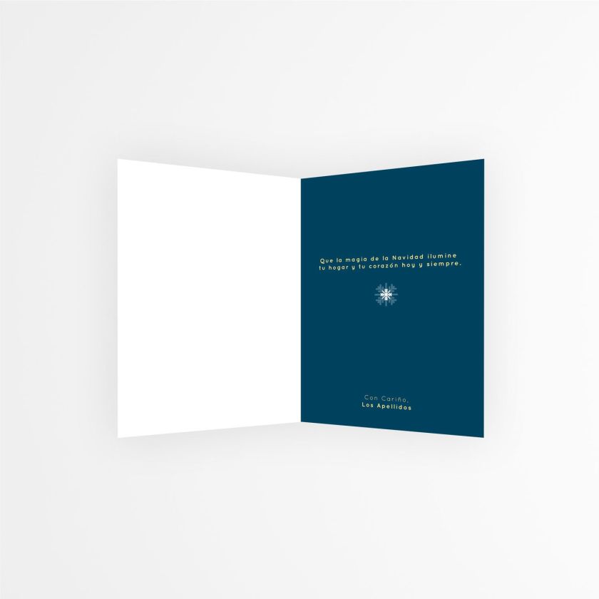 Interior de tarjeta navide&ntilde;a personalizada con fondo azul y mensaje de Navidad en letras doradas